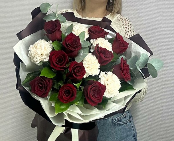Букет розы красные,диантус "керри" за 6470₽ с доставкой в Москве от Праздник в Шоколаде на Flawery