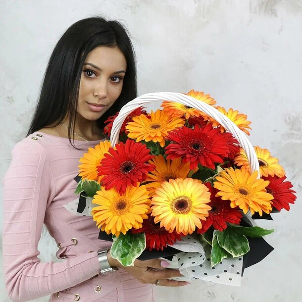 Букет цветов Композиция из гербер и зелени в корзине за 12379₽ с доставкой в Москве от Букет Маркет на Flawery