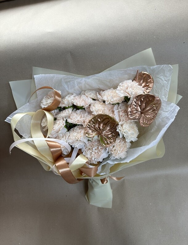Букет золотой шелк за 8580₽ с доставкой в Москве от Flowers Mafia на Flawery