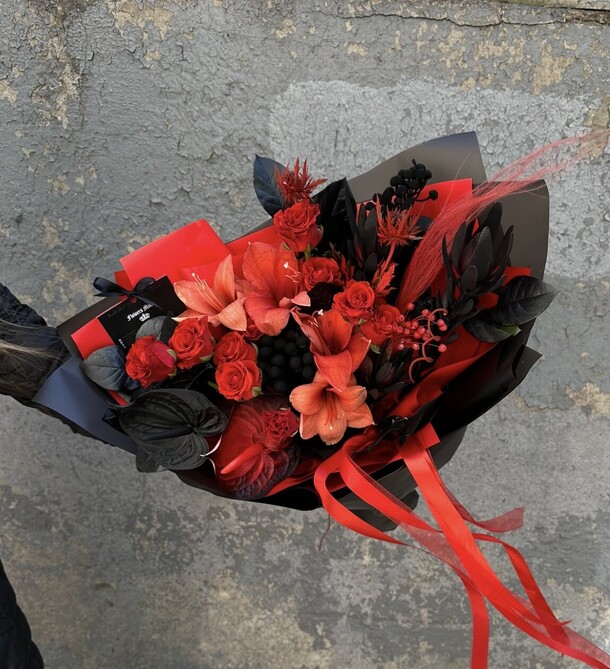 Букет цветов Страстный красный за 10780₽ с доставкой в Москве от Flowers Mafia на Flawery