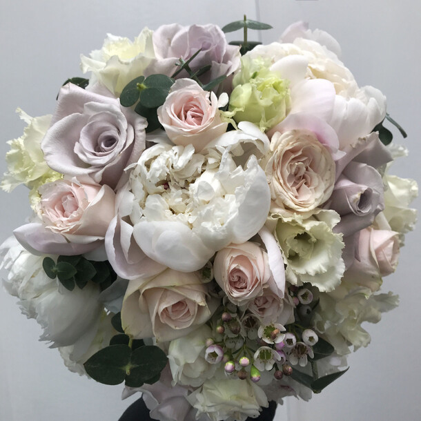 Букет цветов Любовь и голуби за 9900₽ с доставкой в Москве от Flowers Mafia на Flawery