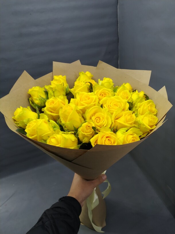 Букет цветов 25 желтые розы за 5600₽ с доставкой в Москве от Mary Flowers на Flawery