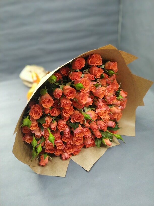 Букет цветов Кустовая роза за 11906₽ с доставкой в Москве от Mary Flowers на Flawery