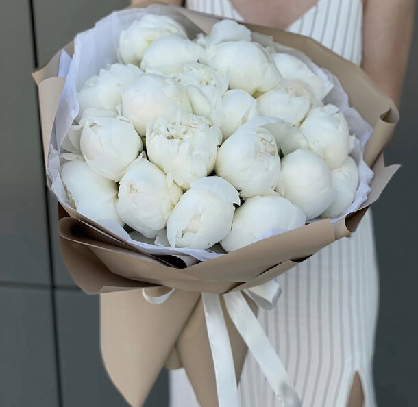 Букет цветов 21 белый пион за 12469₽ с доставкой в Москве от Mary Flowers на Flawery