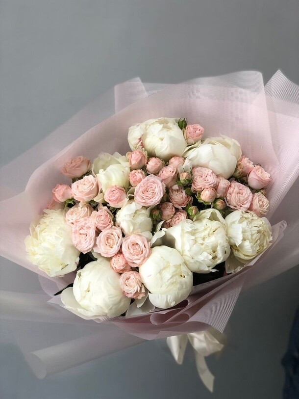 Букет из пионов и роз мадам бомбастик за 10954₽ с доставкой в Москве от Mary Flowers на Flawery