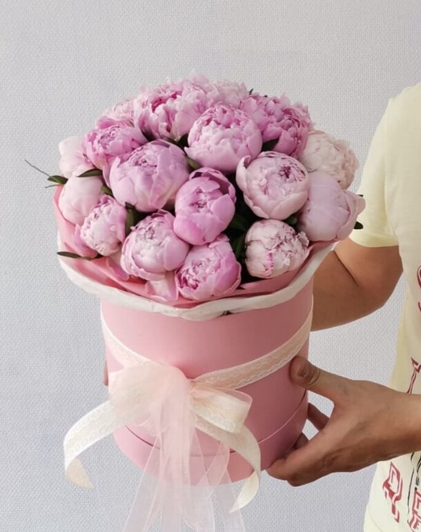 Букет цветов 21 пион в шляпной коробке за 17990₽ с доставкой в Москве от GiveFlowers на Flawery