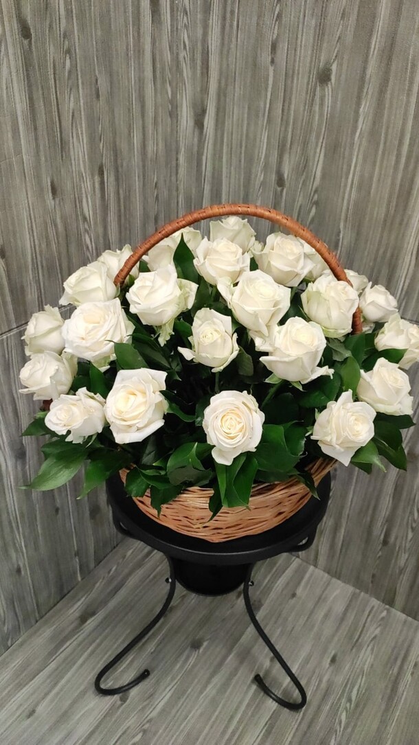 Букет цветов 29 белых роз в корзине за 10468₽ с доставкой в Москве от GiveFlowers на Flawery