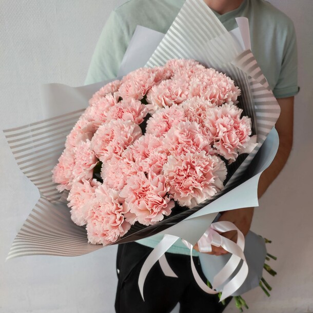 Букет из 25 розовых гвоздик за 3950₽ с доставкой в Москве от GiveFlowers на Flawery