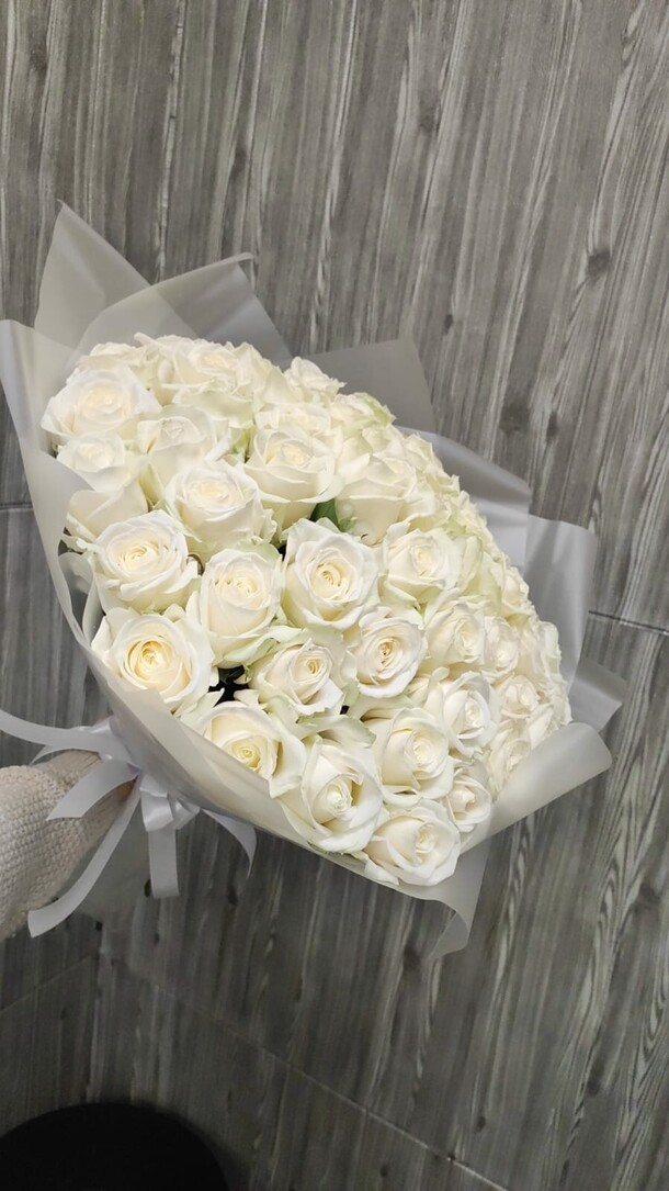 Букет из 51 белой розы за 10225₽ с доставкой в Москве от GiveFlowers на Flawery