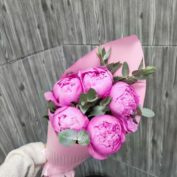 Букет из 5 розовых пионов с эвкалиптом за 4999₽ с доставкой в Москве от GiveFlowers на Flawery