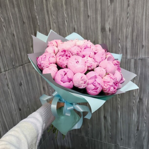 Букет из 25 розовых пионов за 19990₽ с доставкой в Москве от GiveFlowers на Flawery