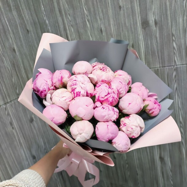 Букет из 19 розовых пионов за 14990₽ с доставкой в Москве от GiveFlowers на Flawery