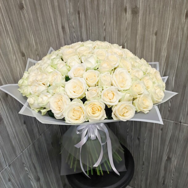 Букет из 101 белой розы за 19990₽ с доставкой в Москве от GiveFlowers на Flawery