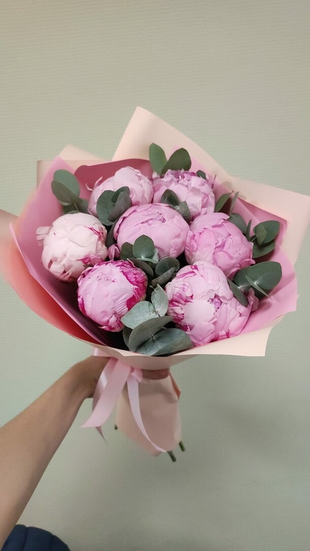 Букет из 7 розовых пионов с эвкалиптом за 5990₽ с доставкой в Москве от GiveFlowers на Flawery