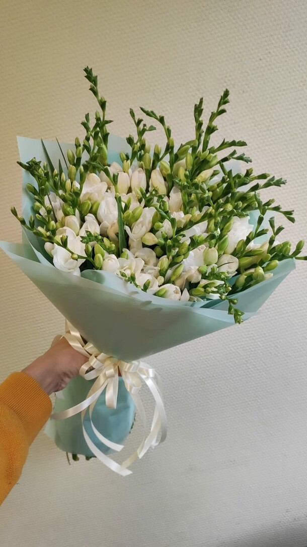 Букет из 51 белой фрезии за 14990₽ с доставкой в Москве от GiveFlowers на Flawery
