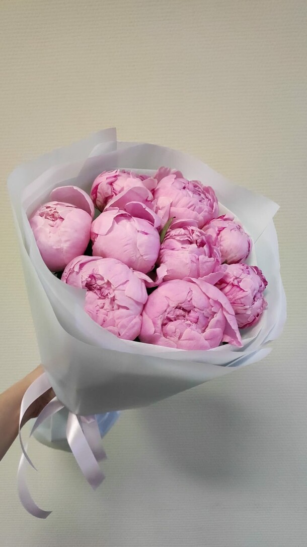 Букет из 9 розовых пионов за 7490₽ с доставкой в Москве от GiveFlowers на Flawery