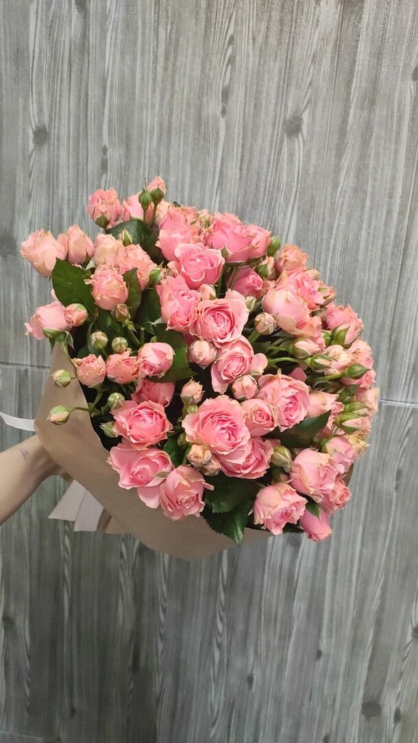 Букет из 19 розовых кустовых пионовидных роз за 5999₽ с доставкой в Москве от GiveFlowers на Flawery