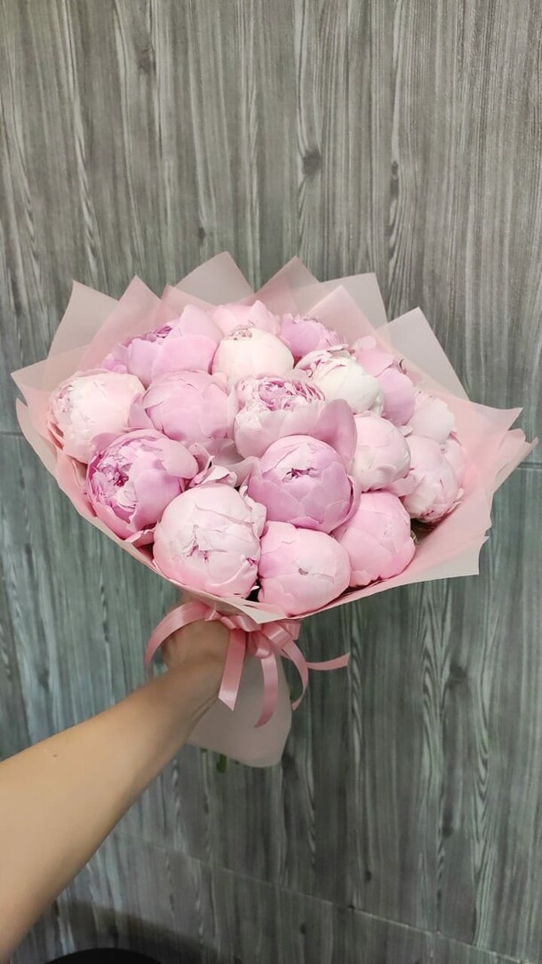 Букет из 15 розовых пионов за 9990₽ с доставкой в Москве от GiveFlowers на Flawery