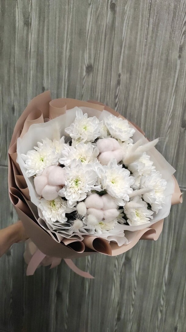 Букет из хризантем и хлопка за 2990₽ с доставкой в Москве от GiveFlowers на Flawery