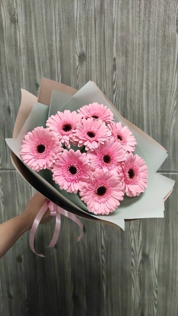 Букет из 9 розовых гербер за 2990₽ с доставкой в Москве от GiveFlowers на Flawery