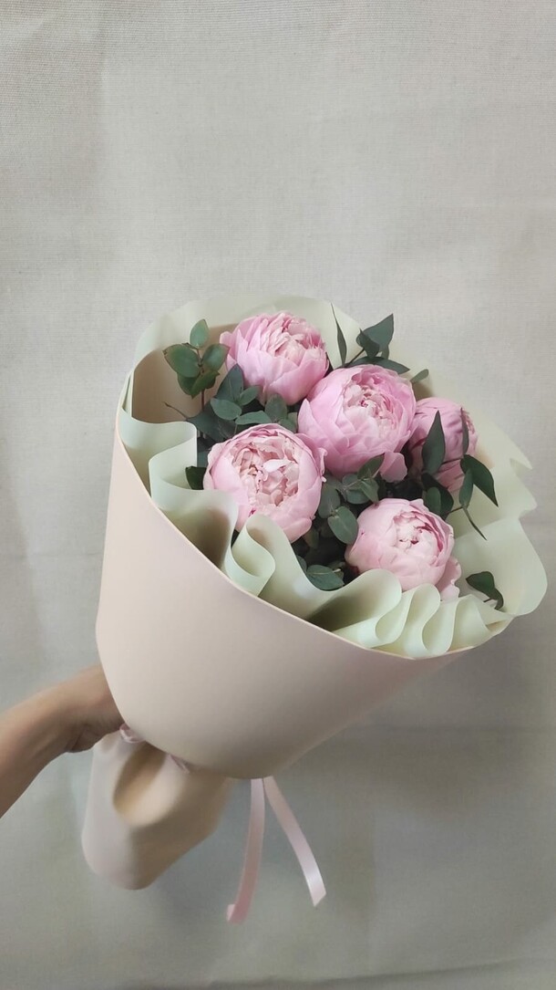 Букет из 5 розовых пионов с эвкалиптом за 4999₽ с доставкой в Москве от GiveFlowers на Flawery