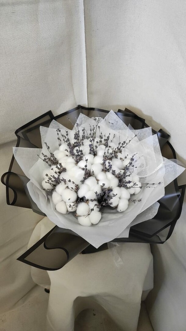 Букет из хлопка с лавандой за 2650₽ с доставкой в Москве от GiveFlowers на Flawery