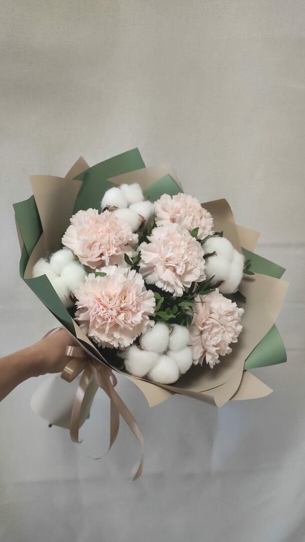 Букет из кремовых гвоздик с хлопком за 1990₽ с доставкой в Москве от GiveFlowers на Flawery