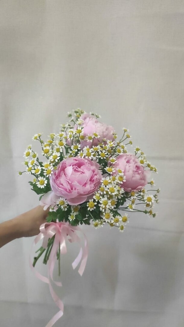 Букет из 3 розовых пионов и ромашки за 2650₽ с доставкой в Москве от GiveFlowers на Flawery