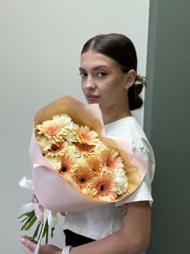 Авторский букет с герберами и диантусами, артикул F1470884 - 5191 рублей, доставка по городу. Flawery - доставка цветов