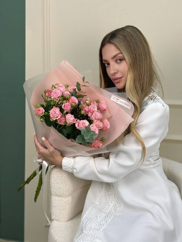 Моно букет из 5 кустовых пионовидных  роз с эвкалиптом 645, артикул F1522454 - 5700 рублей, доставка по городу. Flawery - доставка цветов