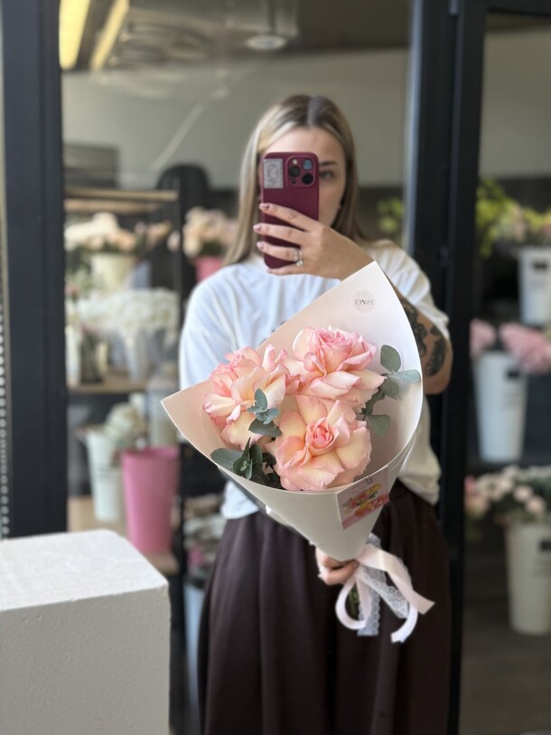 «strawberry cream» букет французских роз с эвкалиптом es53, артикул F1539774 - 2450 рублей, доставка по городу. Flawery - доставка цветов