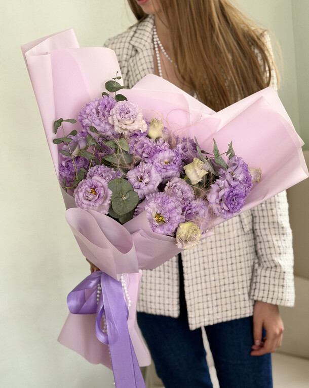 Букет цветов 9💜 сиреневых эустом - букет из кустовой эустомы с жемчугом и эвкалиптом за 2970₽ с доставкой в Москве от МУЗА ЦВЕТОВ - флористическая студия🌸🌿 на Flawery