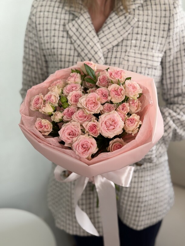 Букет цветов Кустовая роза аэробик🌸 за 1990₽ с доставкой в Москве от МУЗА ЦВЕТОВ - флористическая студия🌸🌿 на Flawery