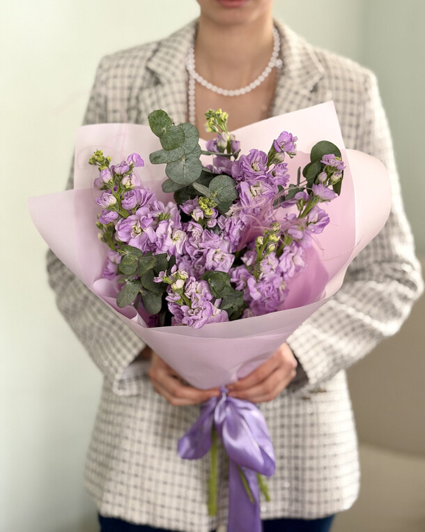 Букет цветов 💜ароматная сиреневая маттиола за 3200₽ с доставкой в Москве от МУЗА ЦВЕТОВ - флористическая студия🌸🌿 на Flawery