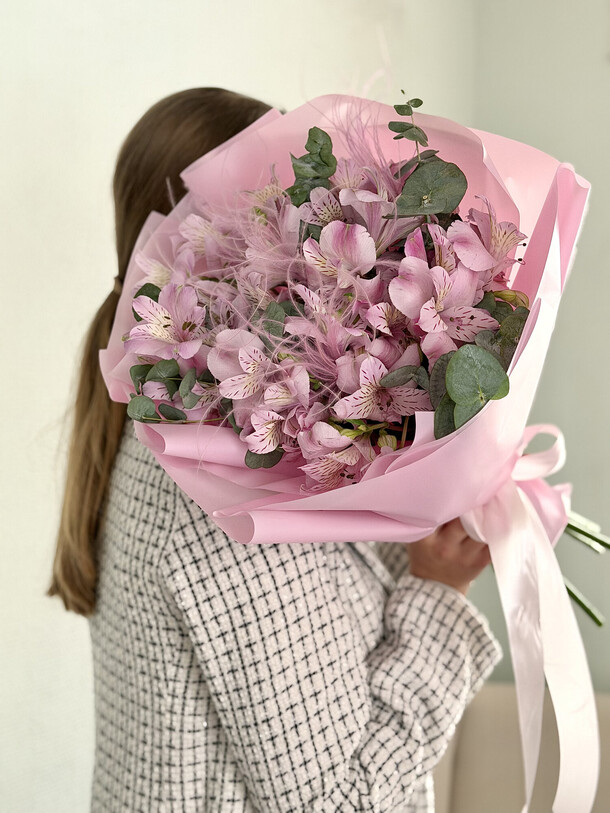 Букет цветов 9🌸 стойких альстромерий букет "очарование" за 2600₽ с доставкой в Москве от МУЗА ЦВЕТОВ - флористическая студия🌸🌿 на Flawery