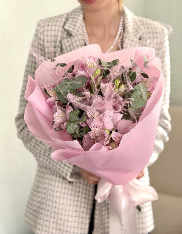 Букет цветов 🌸🩷5 стойких альстромерий букет "очарование" за 2200₽ с доставкой в Москве от МУЗА ЦВЕТОВ - флористическая студия🌸🌿 на Flawery