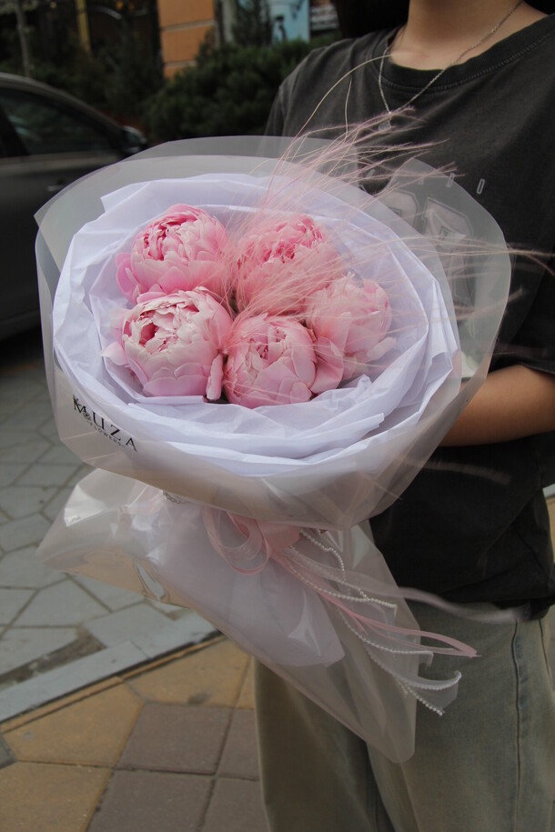 Букет цветов Пионы сара бернар 5 штук за 5700₽ с доставкой в Азове от Muza Flowers на Flawery