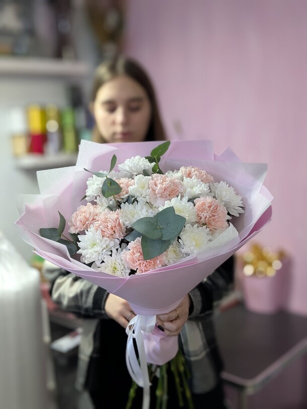 Букет из хризантем и диантусов с эвкалиптом за 5820₽ с доставкой в Москве от Рыжий кролик на Flawery