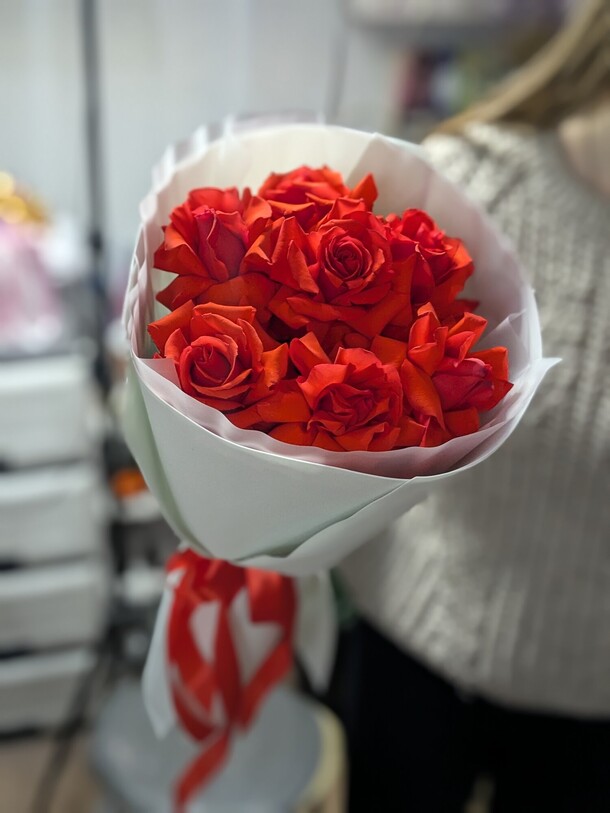 Букет цветов 7 алых французских роз за 3409₽ с доставкой в Москве от Рыжий кролик на Flawery