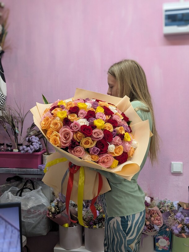 Букет цветов 101 роза 40см микс за 23000₽ с доставкой в Москве от Рыжий кролик на Flawery