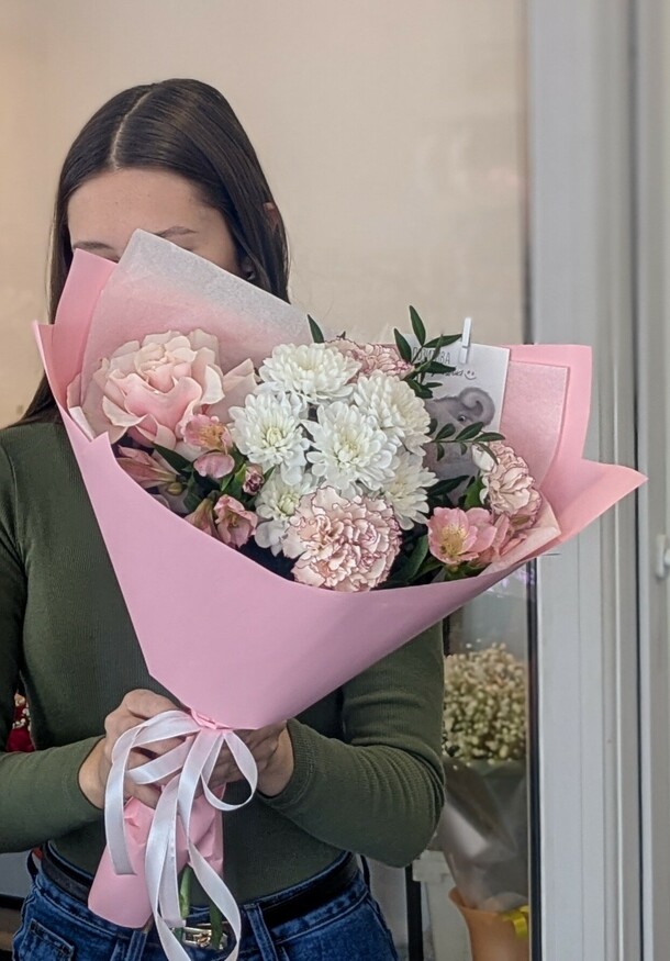 Букет с розой франц, диантусами, альстромерией, хризантемой за 2340₽ с доставкой в Тамбове от Рыжий кролик на Flawery