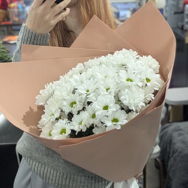 Букет цветов 7 хризантем за 2400₽ с доставкой в Тамбове от Рыжий кролик на Flawery