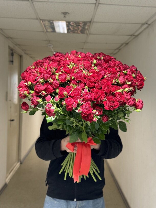 Букет цветов Кустовые розы красные за 46066₽ с доставкой в Москве от LILI FLOWERS на Flawery