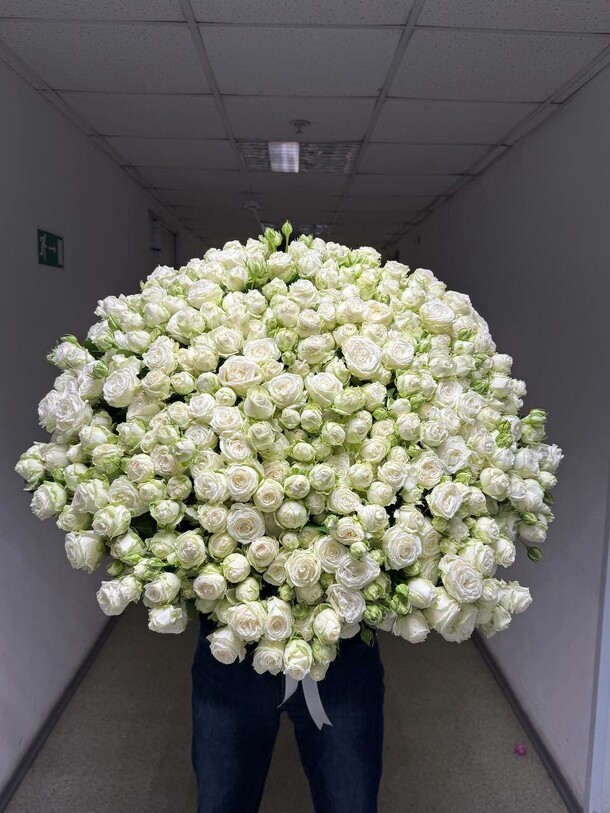 Букет цветов Кустовые розы за 50673₽ с доставкой в Москве от LILI FLOWERS на Flawery