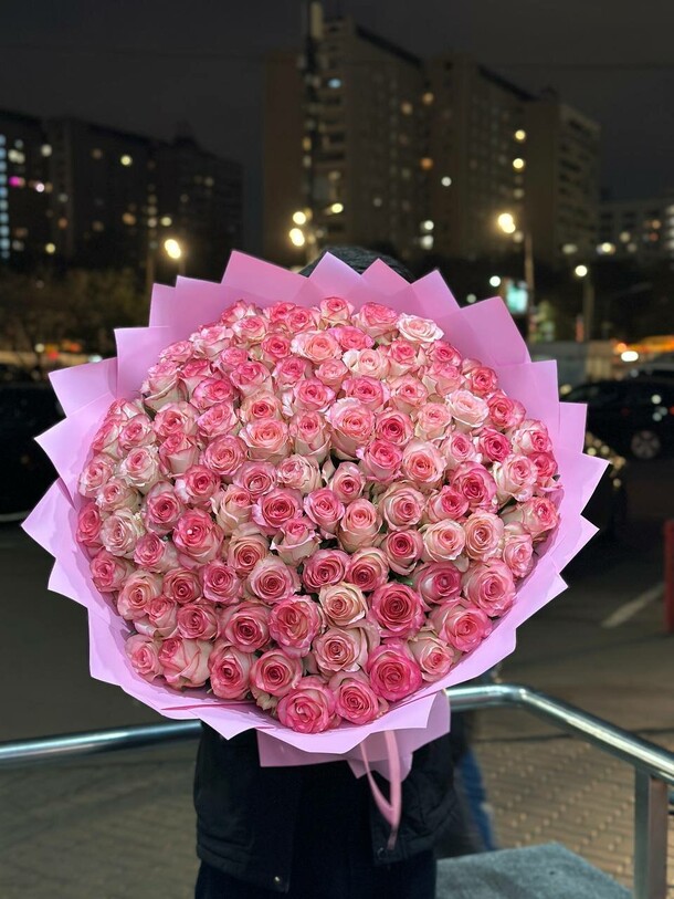 Букет цветов 101 роза джумилия за 42491₽ с доставкой в Москве от LILI FLOWERS на Flawery