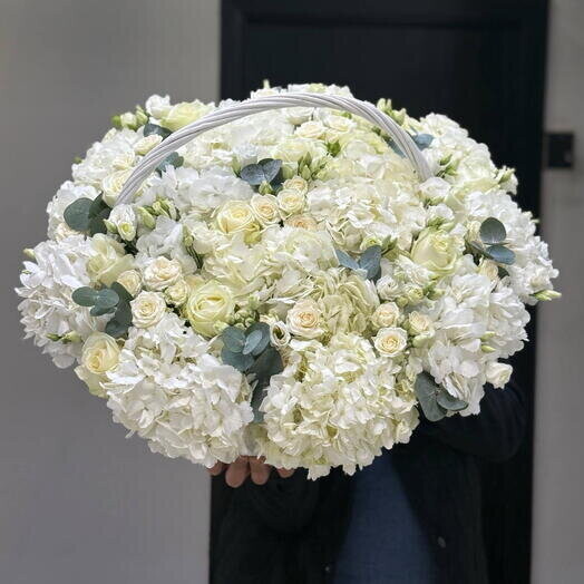 Букет цветов Сборная корзина за 55990₽ с доставкой в Москве от LILI FLOWERS на Flawery