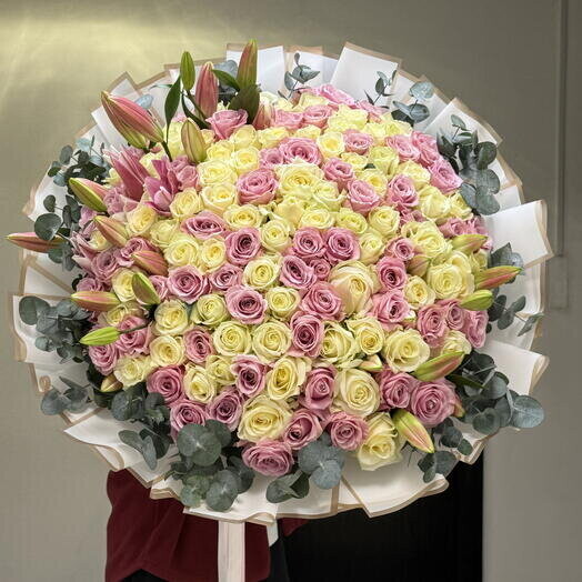 Букет из роз с лилией и эвкалиптом за 83727₽ с доставкой в Москве от LILI FLOWERS на Flawery