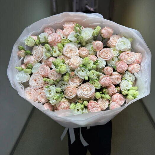 Букет цветов Кустовая роза с эустомой за 27027₽ с доставкой в Москве от LILI FLOWERS на Flawery
