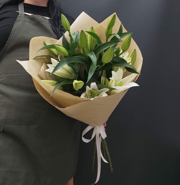 Букет из 3 лилий в крафте за 5258₽ с доставкой в Москве от Flos Hortus на Flawery