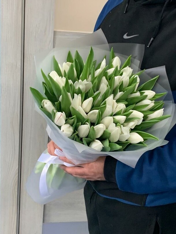 Букет из белых тюльпанов за 13984₽ с доставкой в Москве от GOLDEN ROSE на Flawery